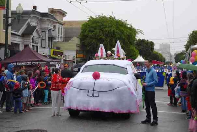 Foto di un'auto travestita da coniglietto pasquale