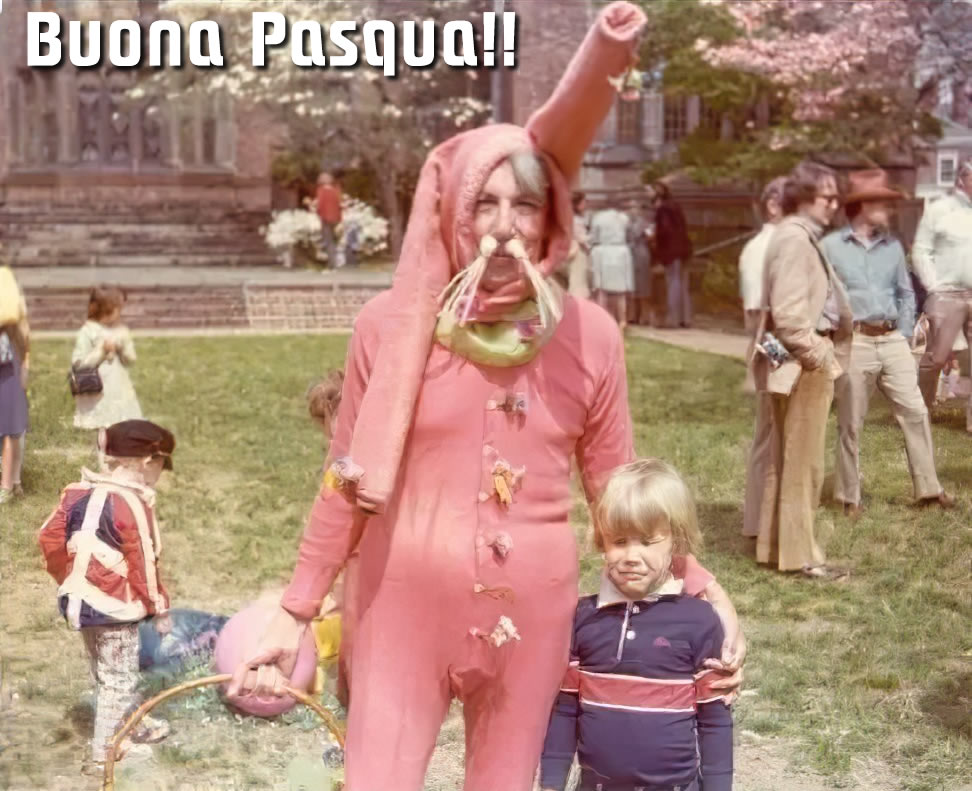 Vecchia foto con un ridicolo costume da coniglietto di Pasqua.