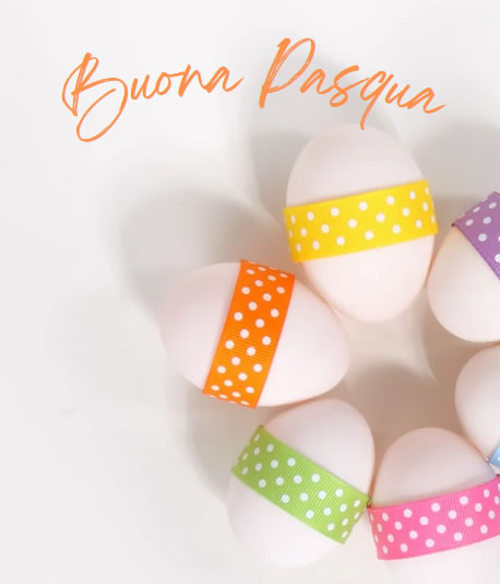 Immagine di buona pasqua con uova con nastri colorati